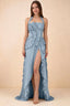 Vestido largo Celeste azul empolvado con volantes plisados, cuello halter y abertura alta