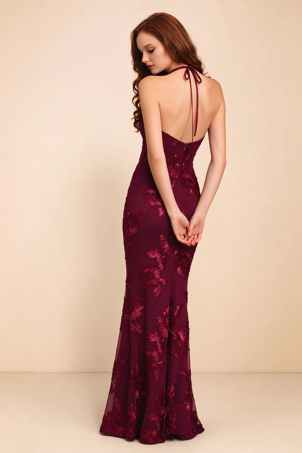 Vestido largo de sirena Cassandra color burdeos con escote halter y flores 3D