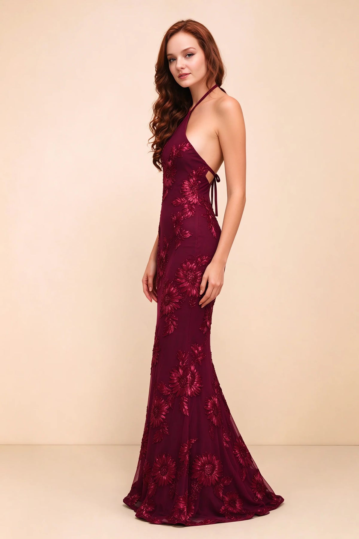 Vestido largo de sirena Cassandra color burdeos con escote halter y flores 3D