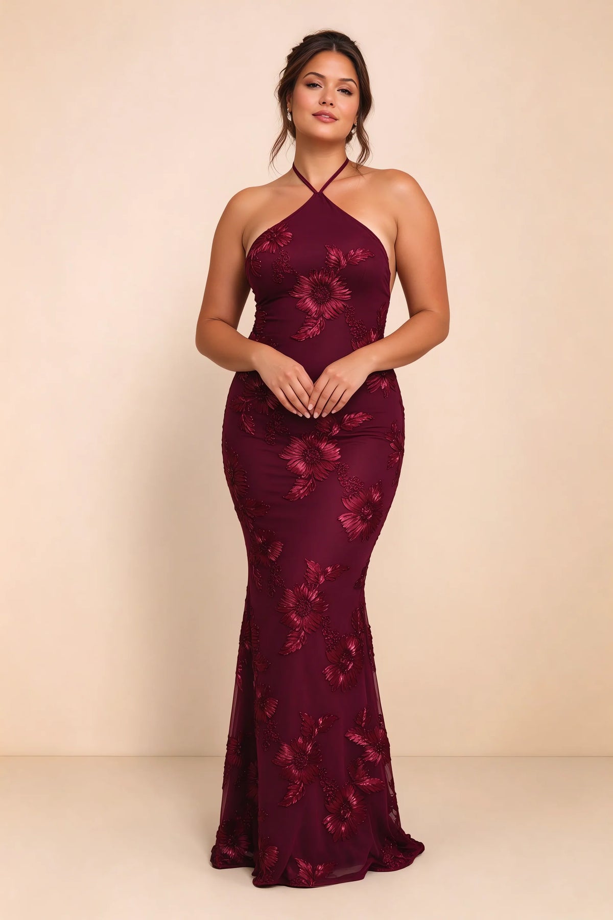 Vestido largo de sirena Cassandra color burdeos con escote halter y flores 3D