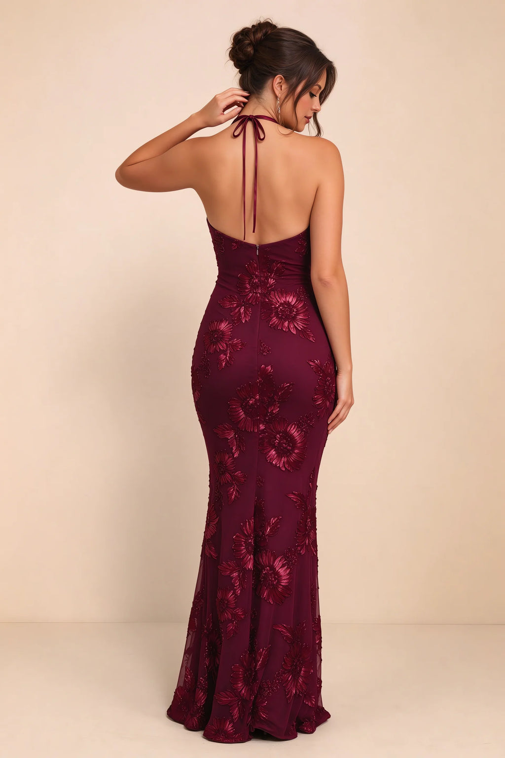 Vestido largo de sirena Cassandra color burdeos con escote halter y flores 3D