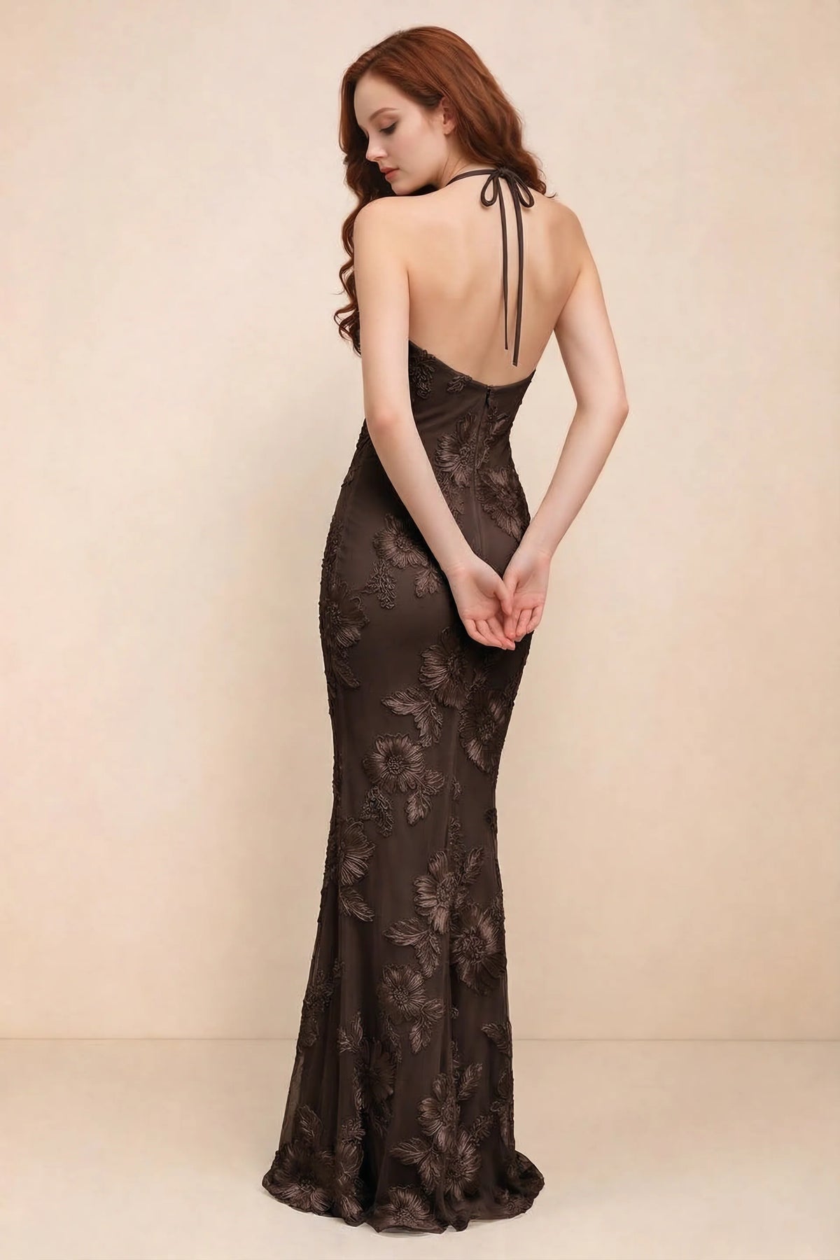 Vestido largo de sirena con escote halter y flores 3D Cassandra en marrón chocolate