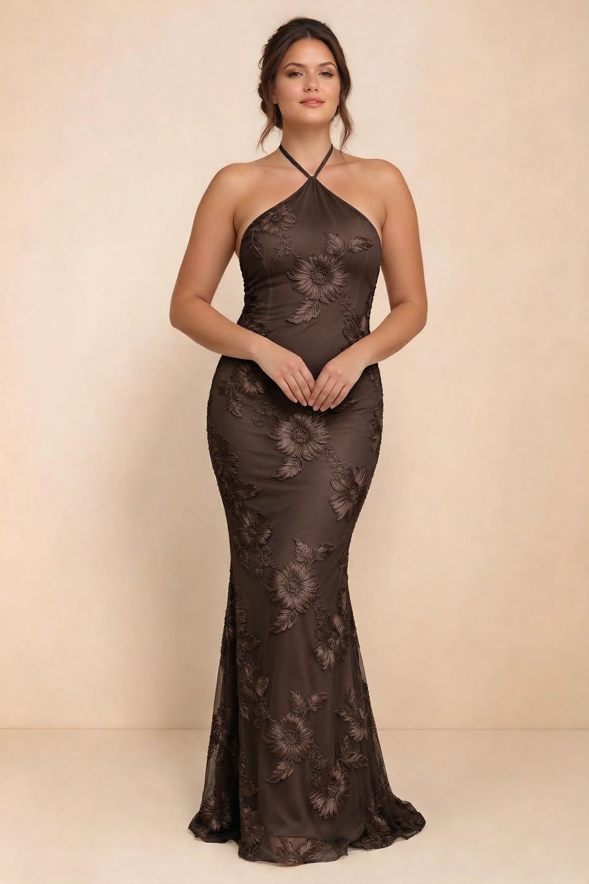 Vestido largo de sirena con escote halter y flores 3D Cassandra en marrón chocolate