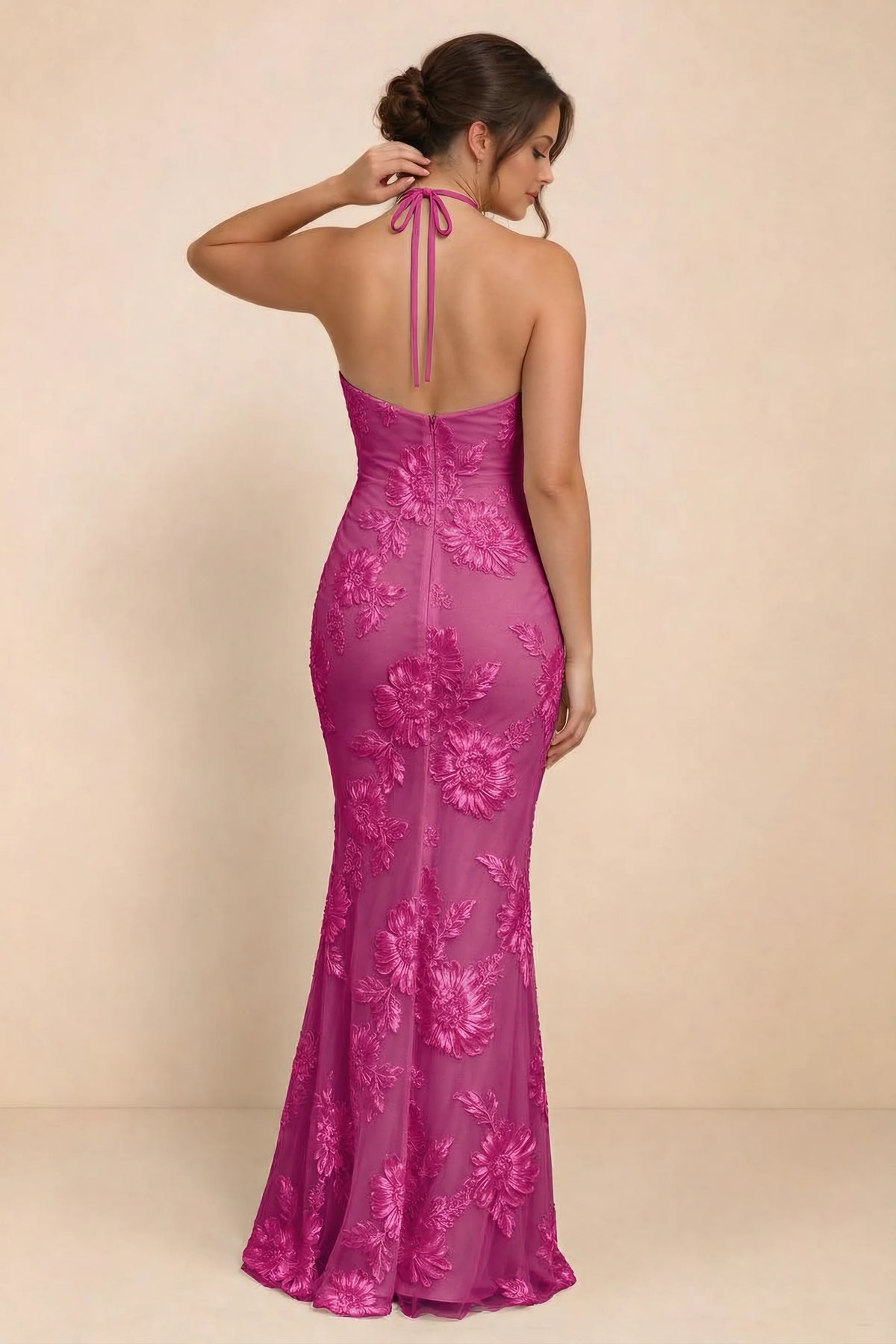 Vestido largo de sirena Cassandra fucsia con estampado floral 3D y cuello halter