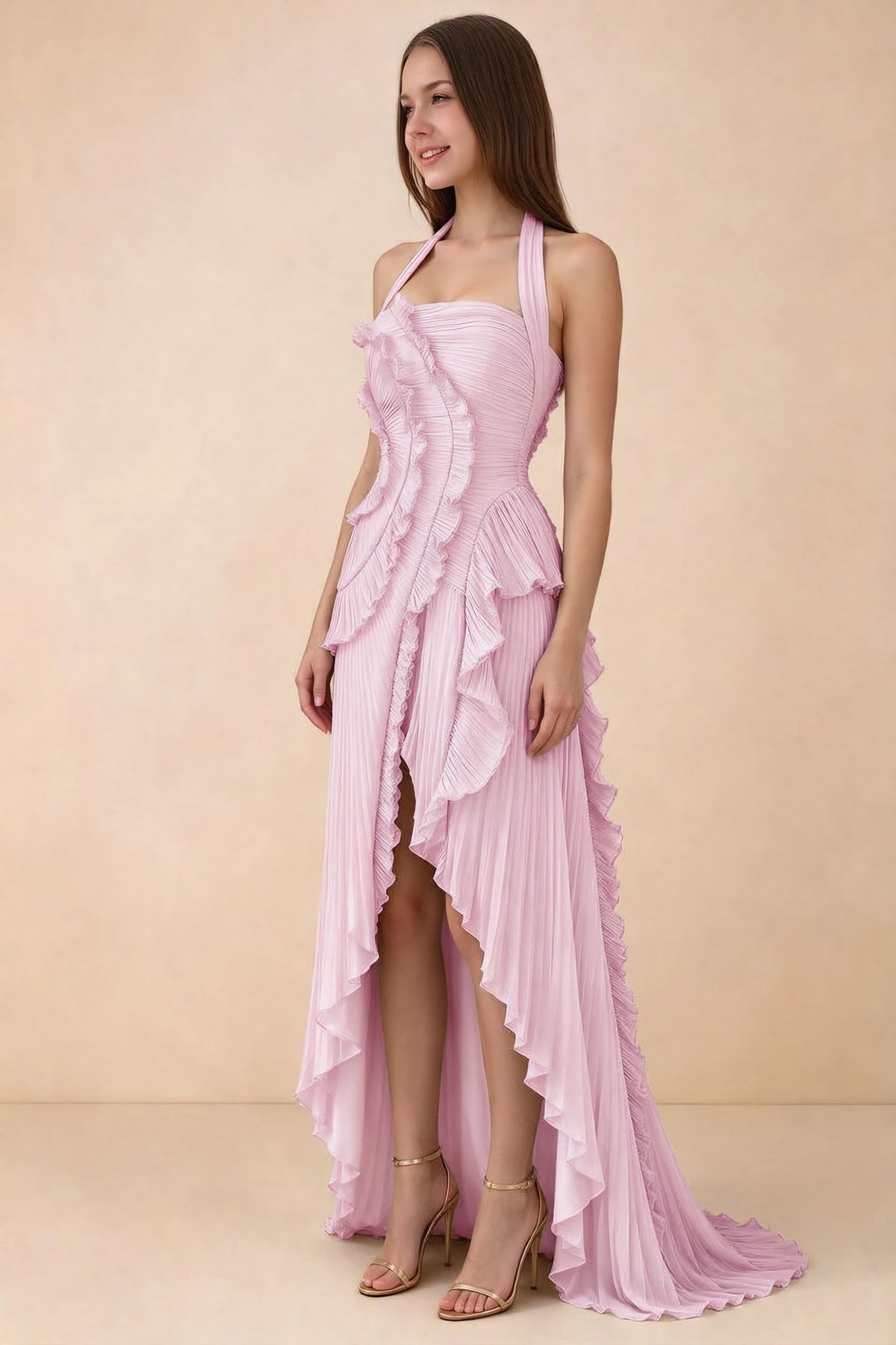 Vestido largo Celeste rosa caramelo con cuello halter, volantes plisados y abertura alta