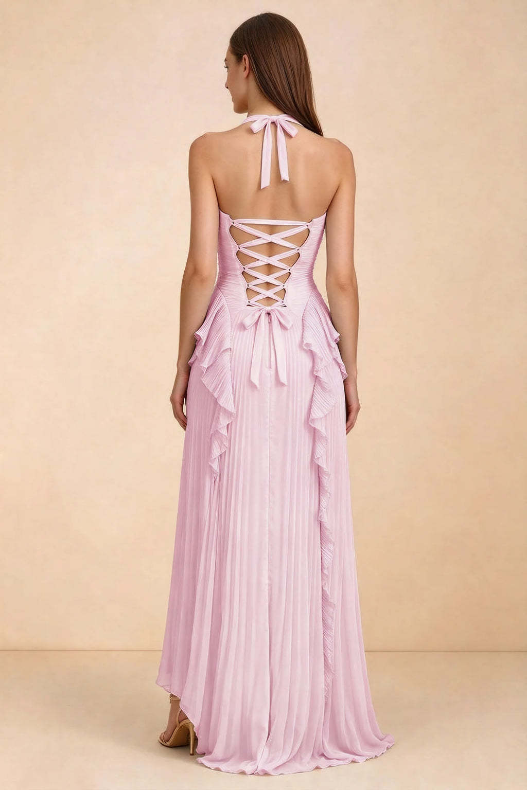 Vestido largo Celeste rosa caramelo con cuello halter, volantes plisados y abertura alta