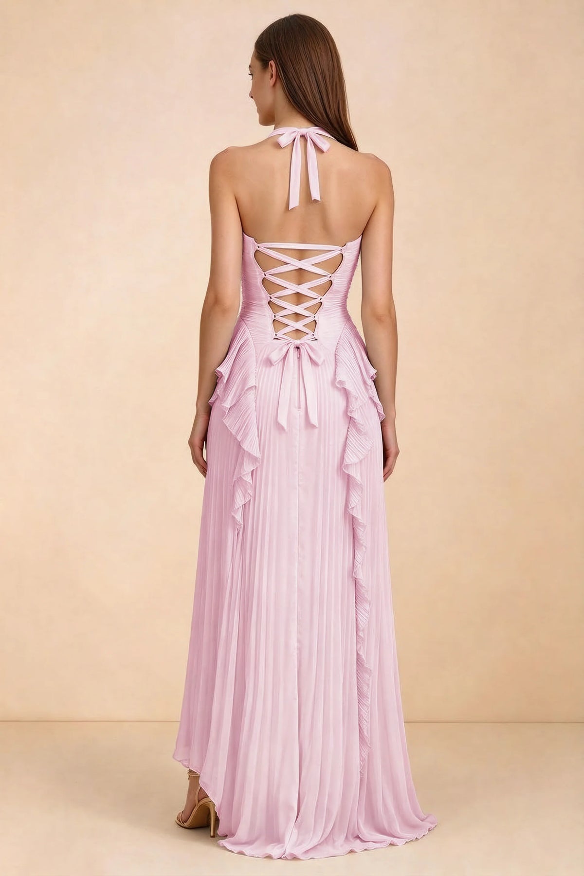 Vestido largo Celeste rosa caramelo con cuello halter, volantes plisados y abertura alta