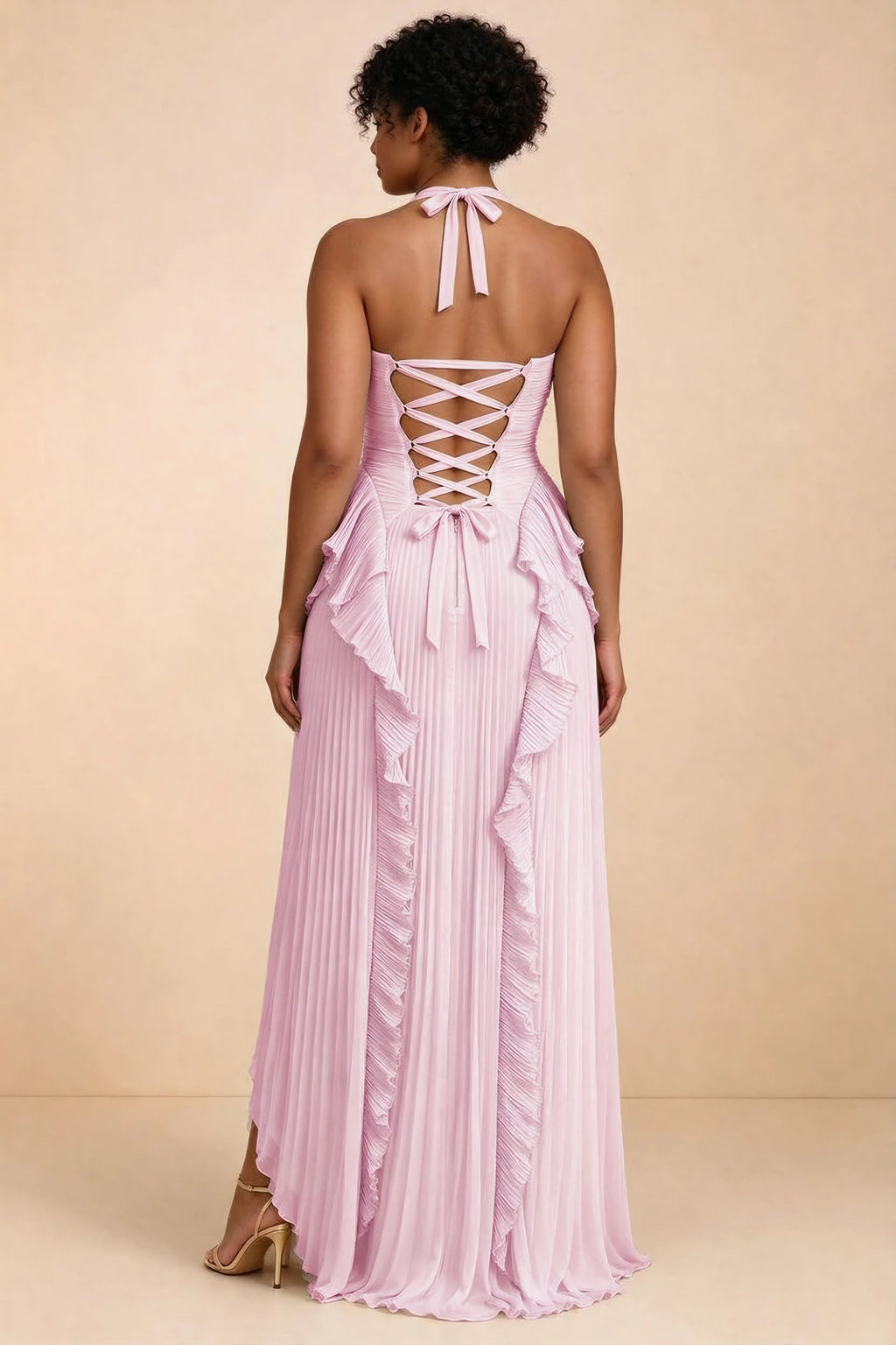 Vestido largo Celeste rosa caramelo con cuello halter, volantes plisados y abertura alta