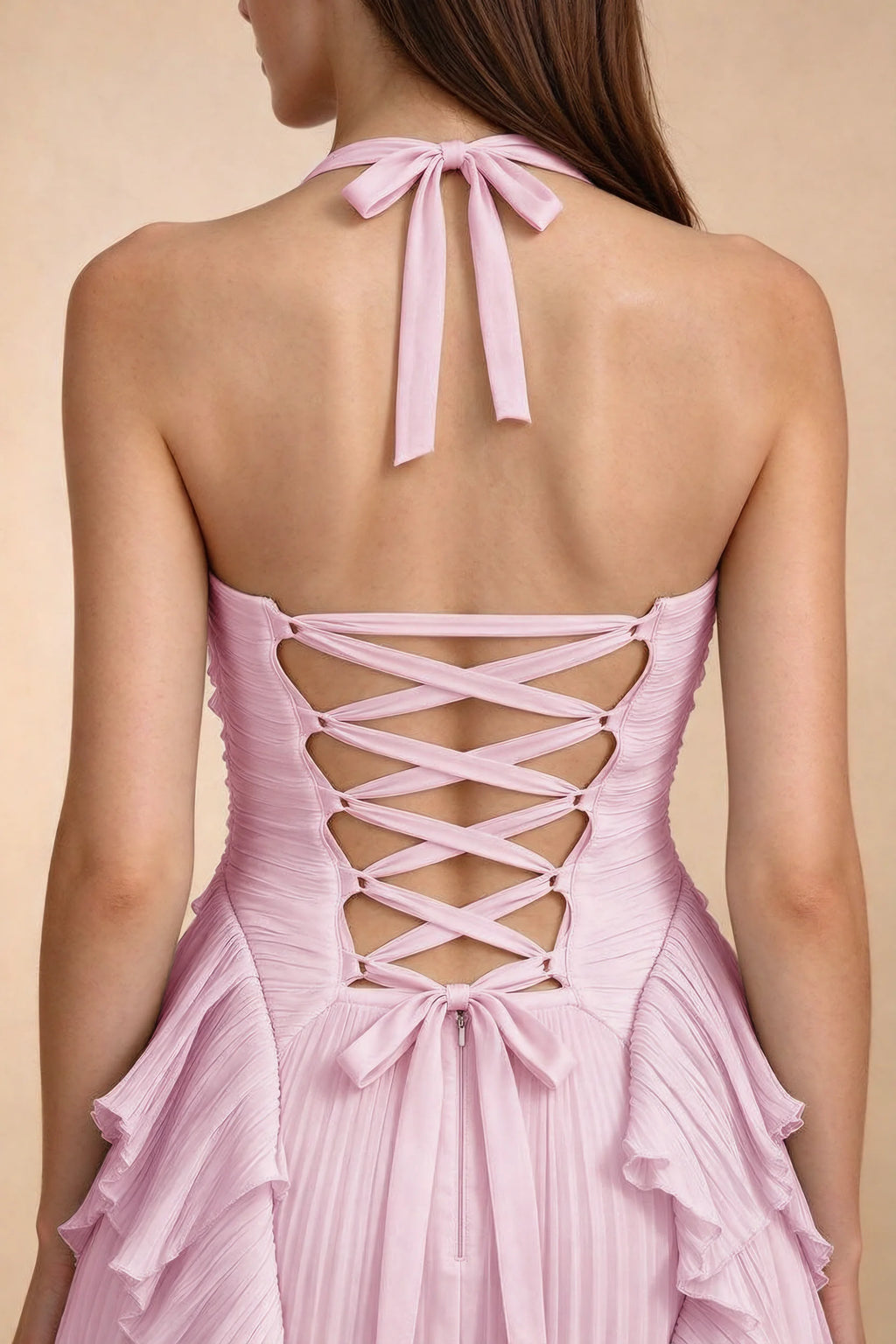 Vestido largo Celeste rosa caramelo con cuello halter, volantes plisados y abertura alta