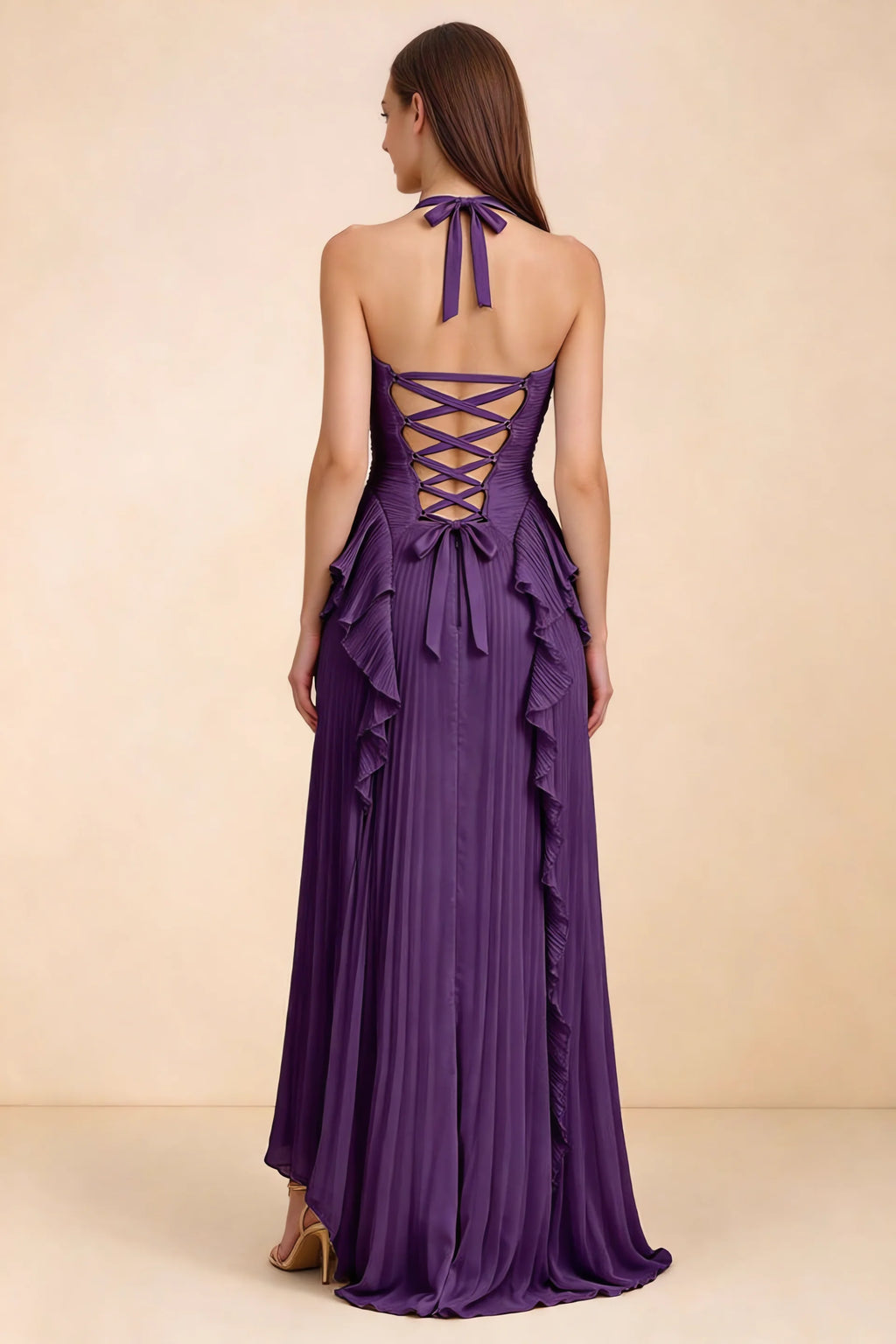 Vestido largo Celeste color uva con cuello halter, volantes plisados y abertura alta
