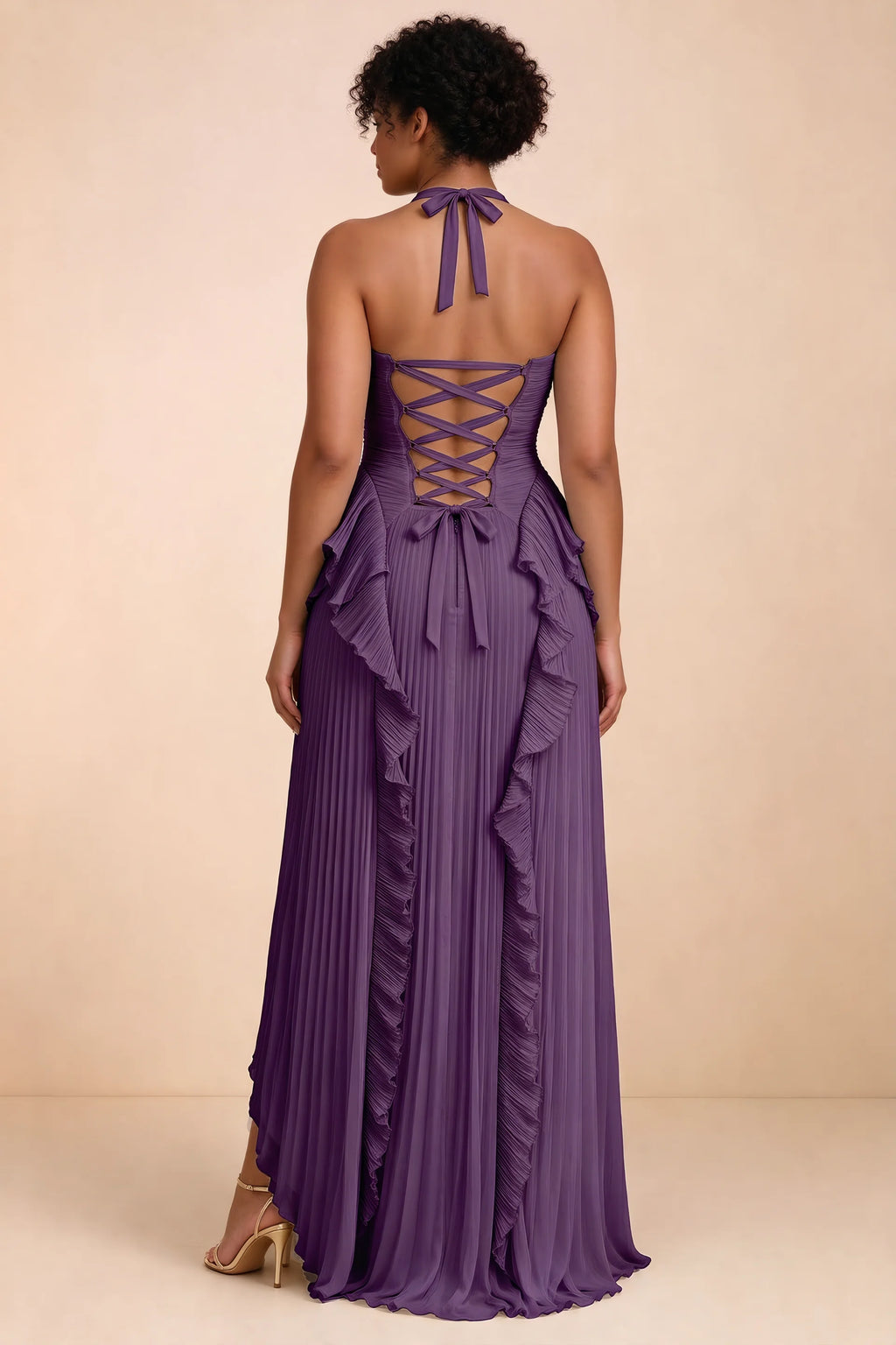 Vestido largo Celeste color uva con cuello halter, volantes plisados y abertura alta
