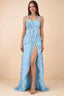 Vestido largo Celeste Haze azul con volantes plisados, cuello halter y abertura alta