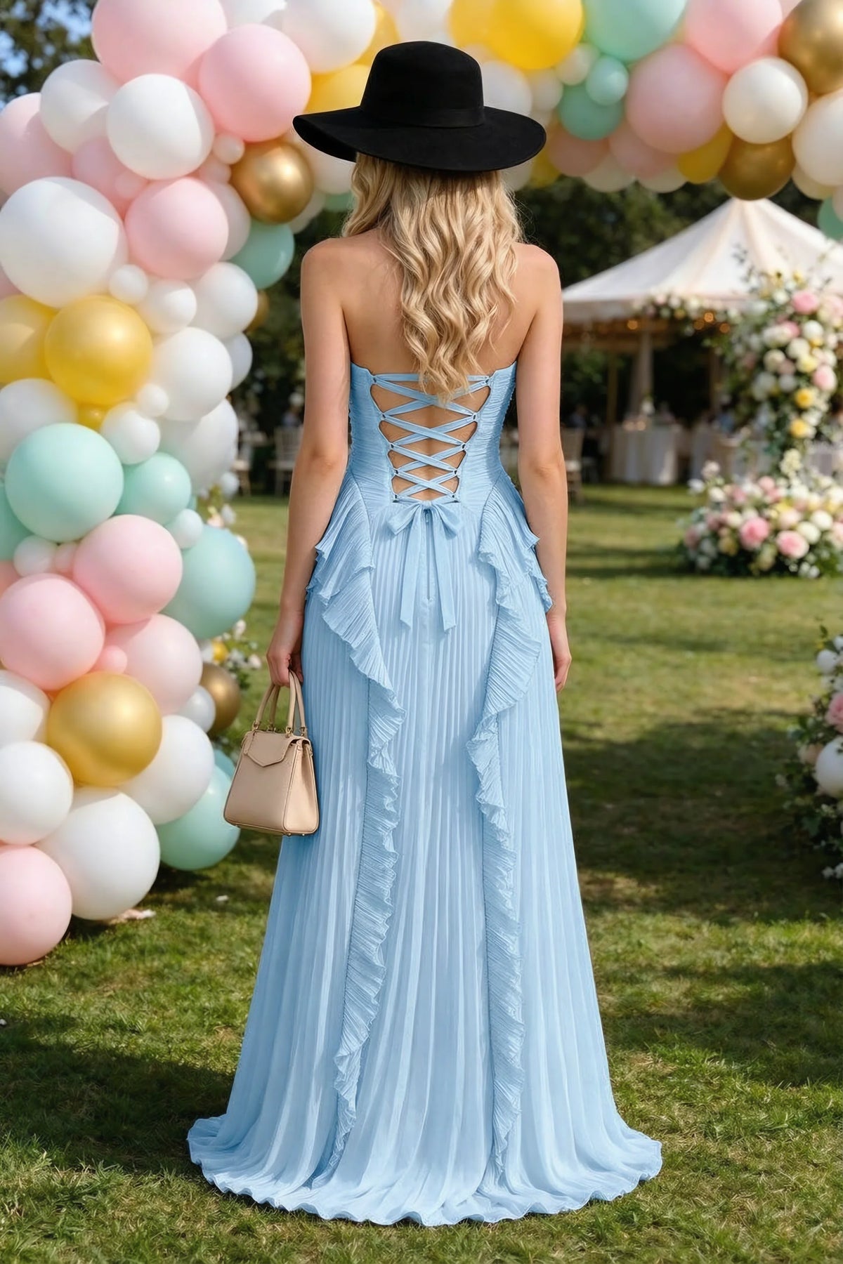 Vestido largo Celeste Haze azul con volantes plisados, cuello halter y abertura alta