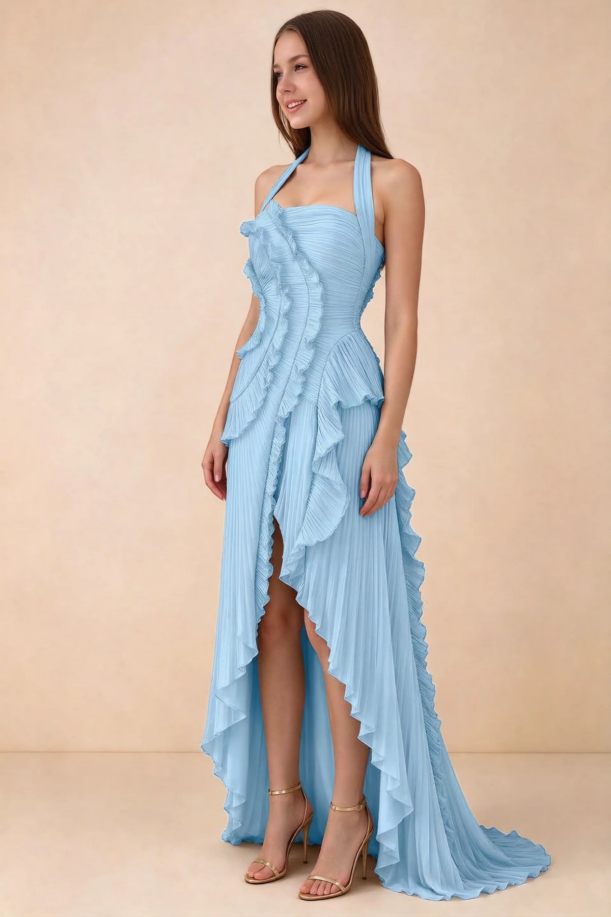 Vestido largo Celeste Haze azul con volantes plisados, cuello halter y abertura alta
