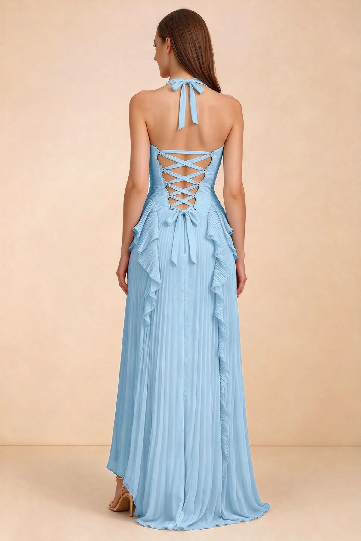 Vestido largo Celeste Haze azul con volantes plisados, cuello halter y abertura alta