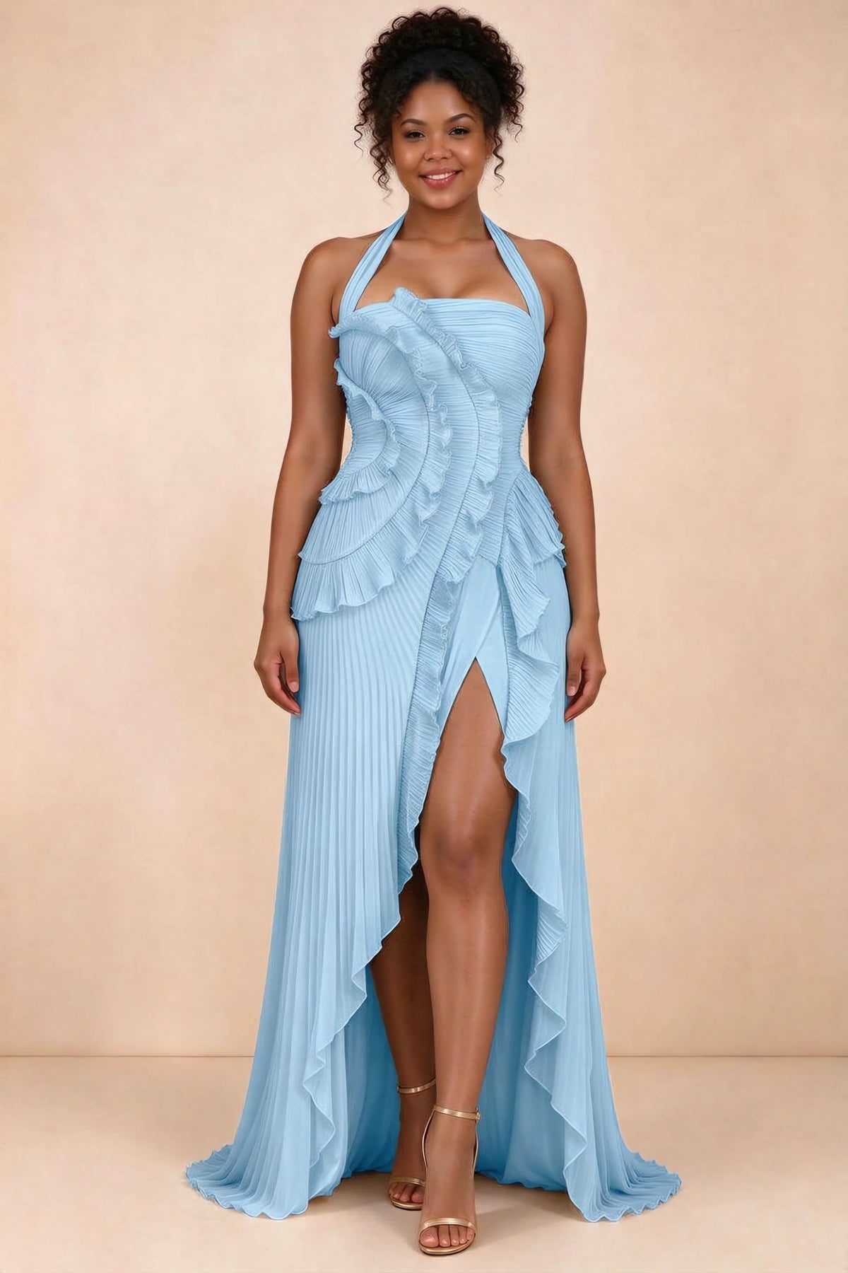 Vestido largo Celeste Haze azul con volantes plisados, cuello halter y abertura alta