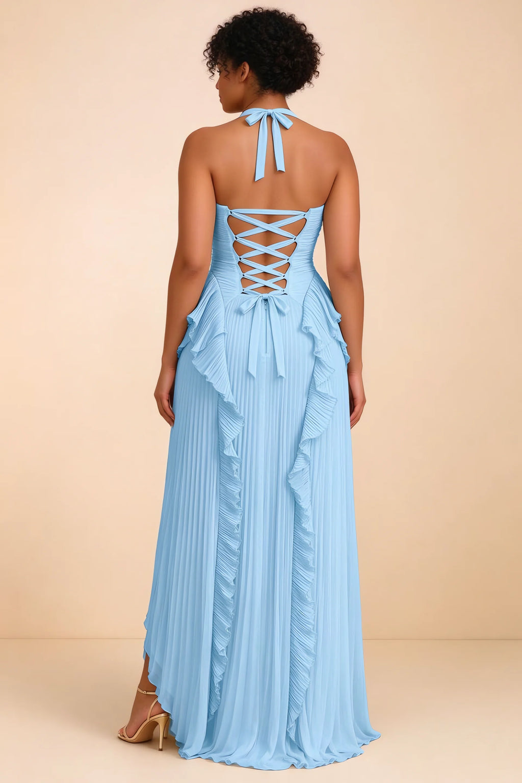 Vestido largo Celeste Haze azul con volantes plisados, cuello halter y abertura alta