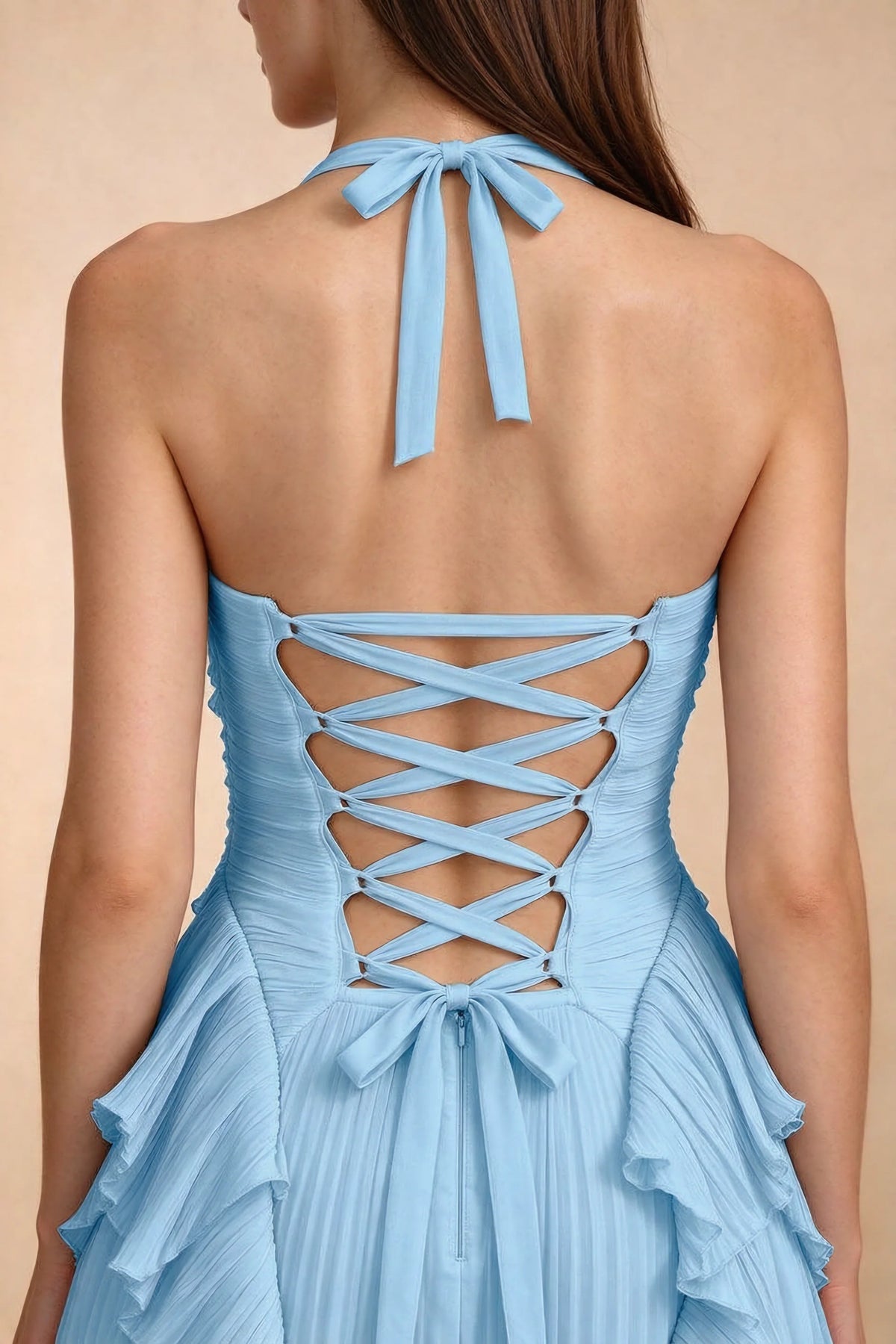 Vestido largo Celeste Haze azul con volantes plisados, cuello halter y abertura alta
