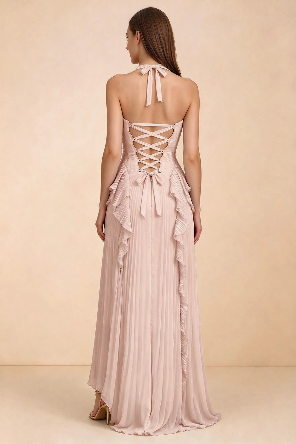 Vestido largo Celeste Haze rosa con volantes plisados, cuello halter y abertura alta