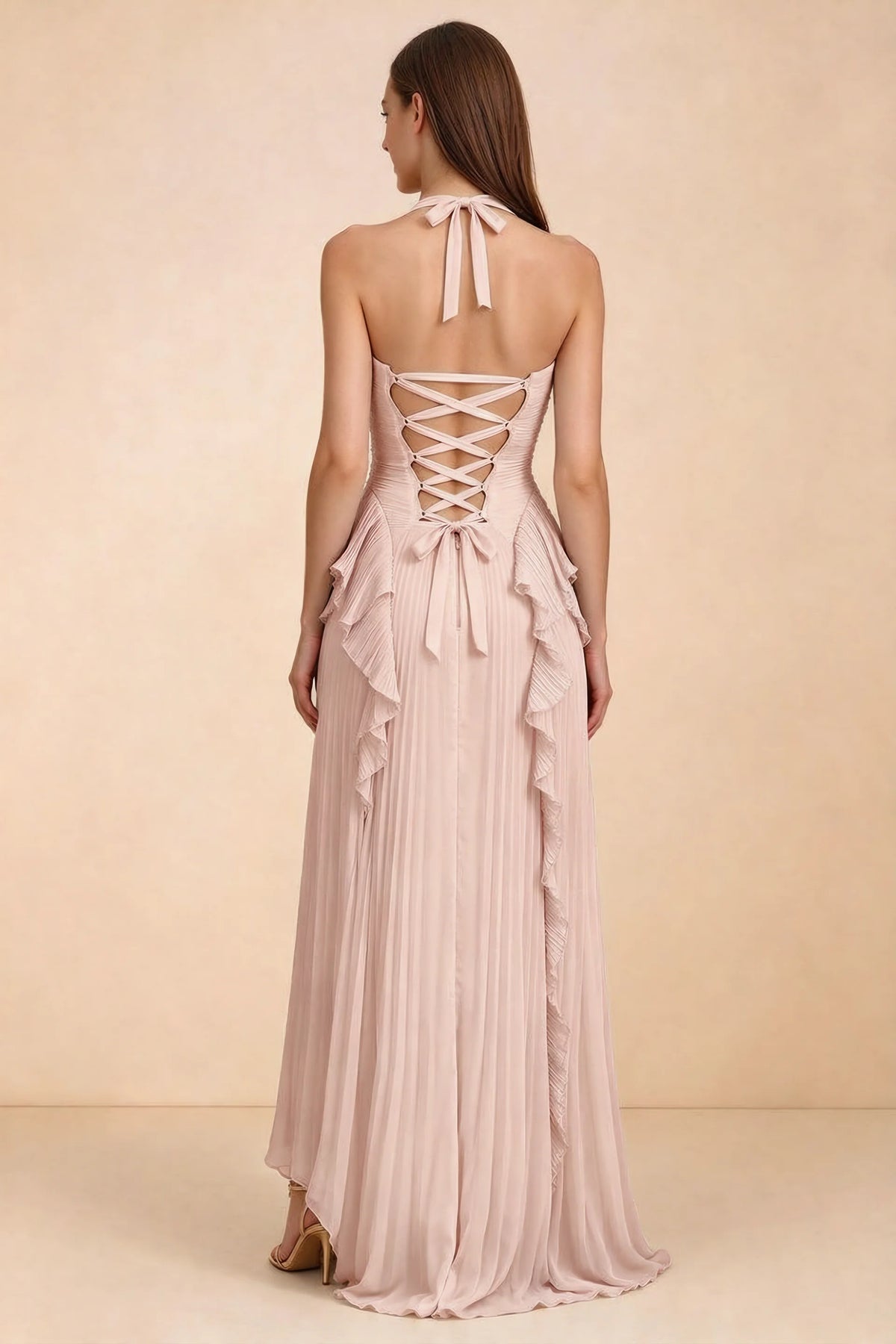 Vestido largo Celeste Haze rosa con volantes plisados, cuello halter y abertura alta