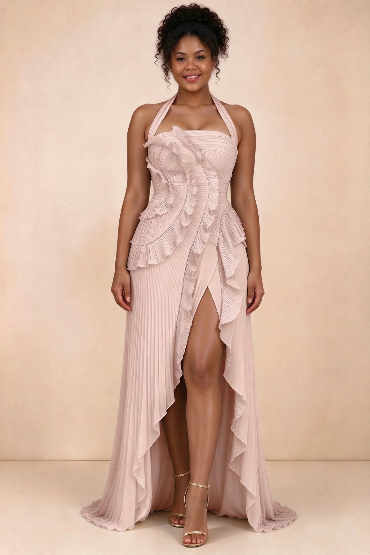Vestido largo Celeste Haze rosa con volantes plisados, cuello halter y abertura alta