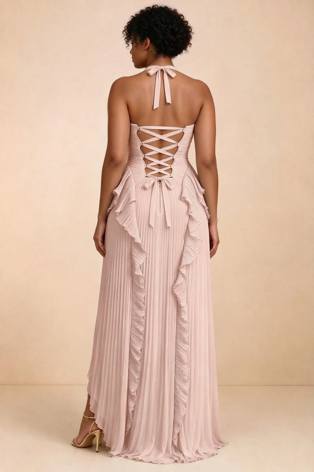 Vestido largo Celeste Haze rosa con volantes plisados, cuello halter y abertura alta