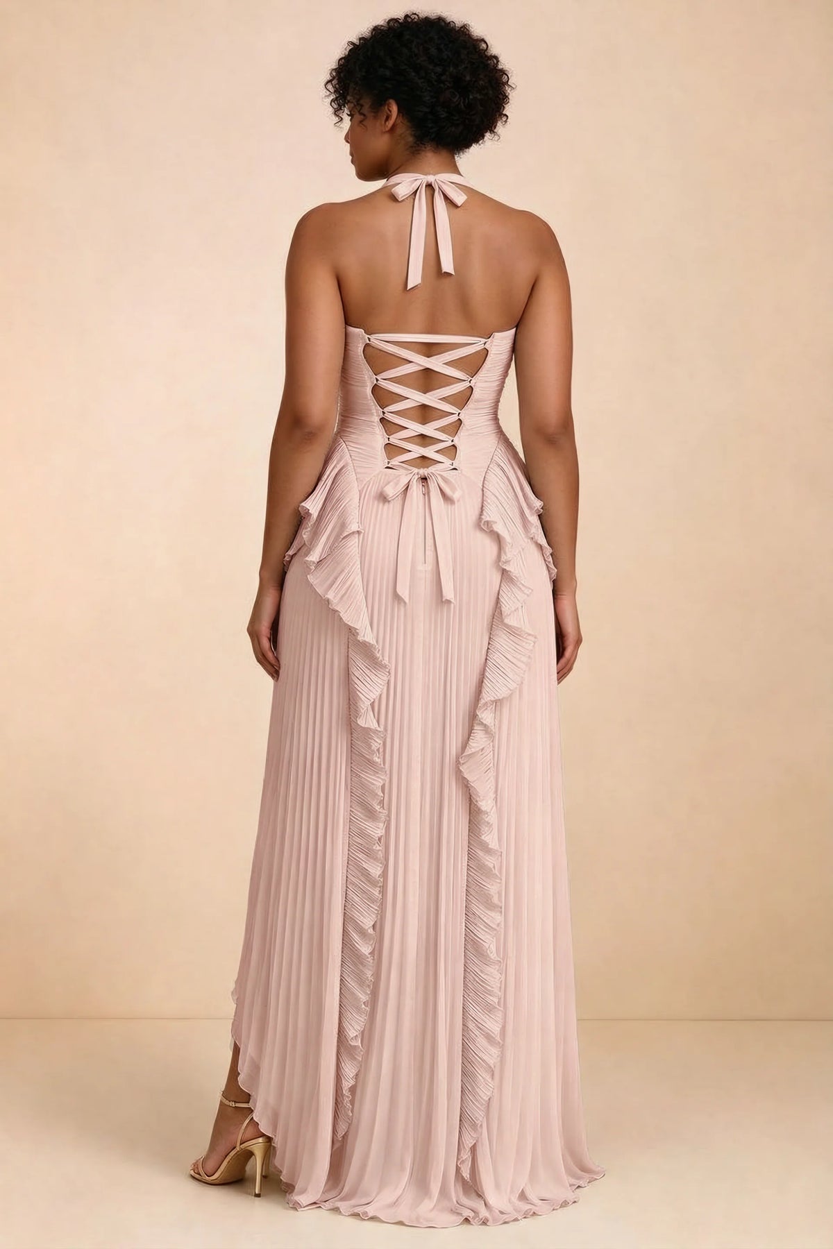 Vestido largo Celeste Haze rosa con volantes plisados, cuello halter y abertura alta