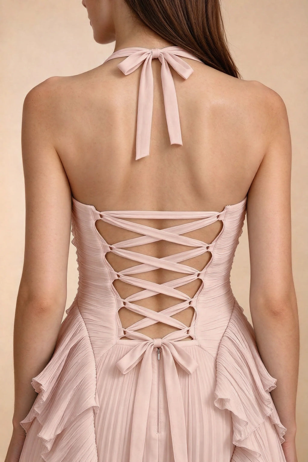 Vestido largo Celeste Haze rosa con volantes plisados, cuello halter y abertura alta