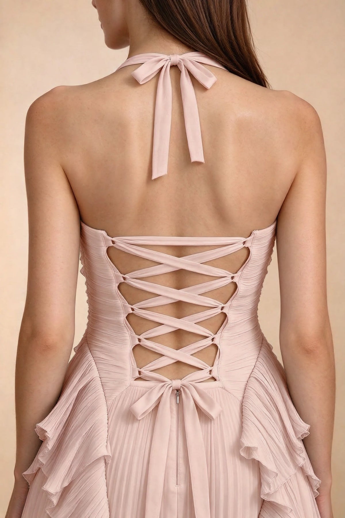 Vestido largo Celeste Haze rosa con volantes plisados, cuello halter y abertura alta