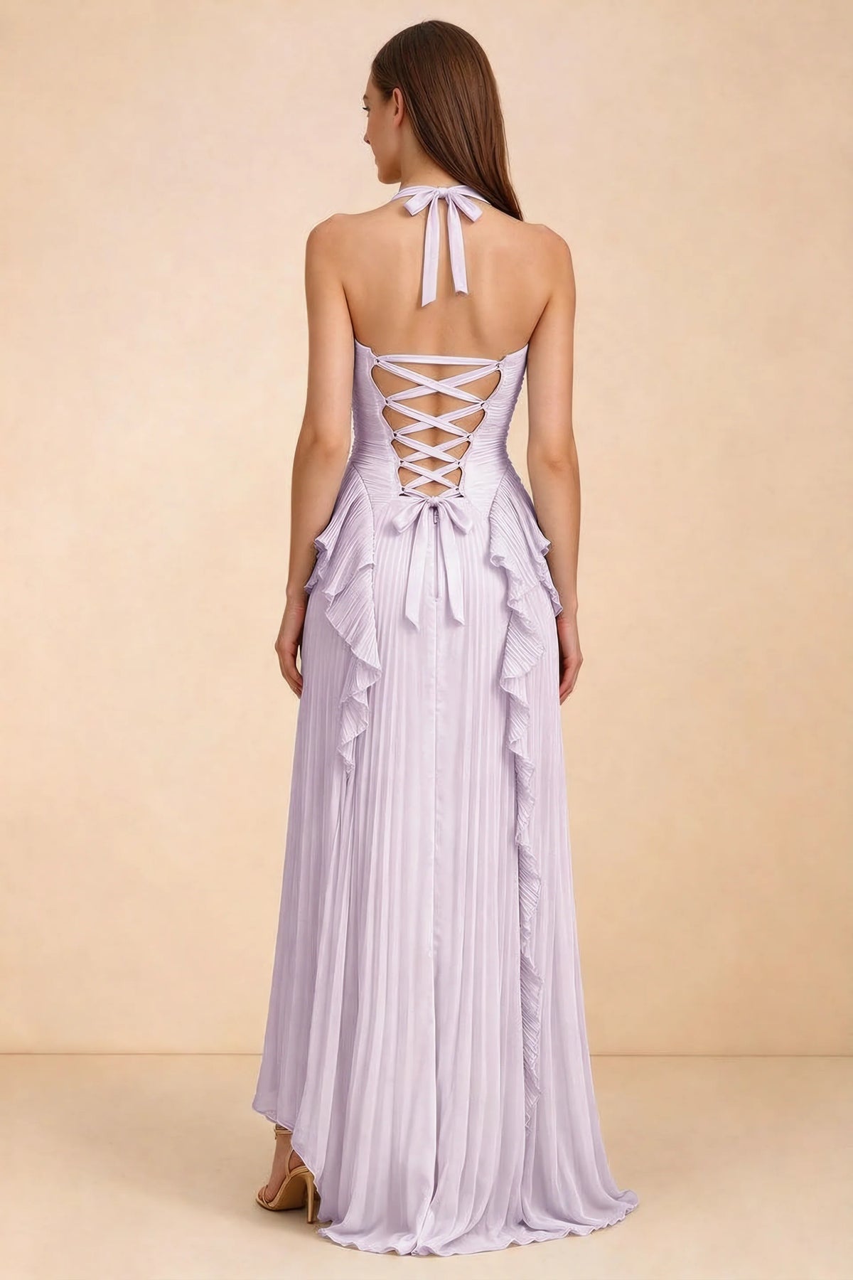 Vestido largo Celeste color lila plisado con volantes, cuello halter y abertura alta