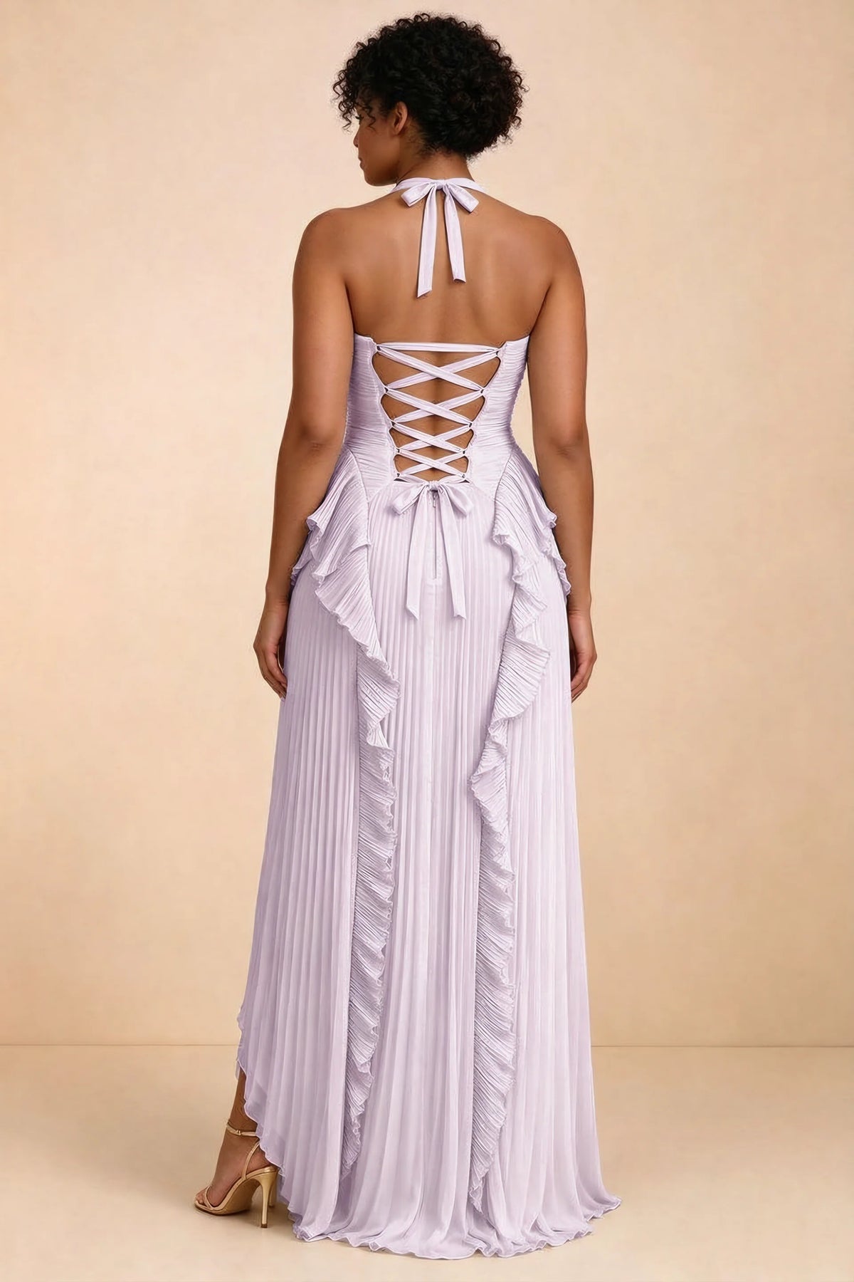 Vestido largo Celeste color lila plisado con volantes, cuello halter y abertura alta