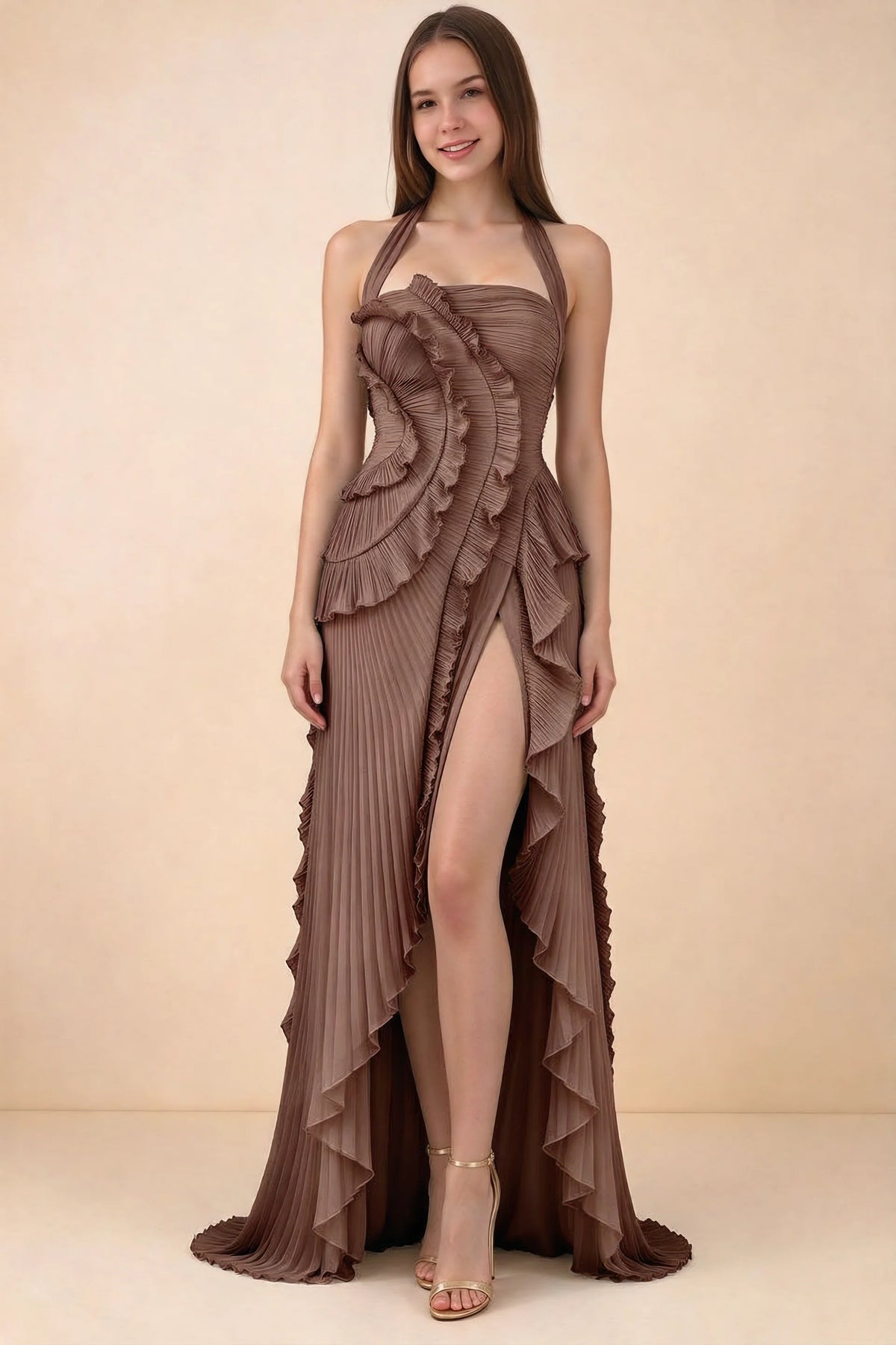 Vestido largo Celeste Mocha plisado con volantes, cuello halter y abertura alta
