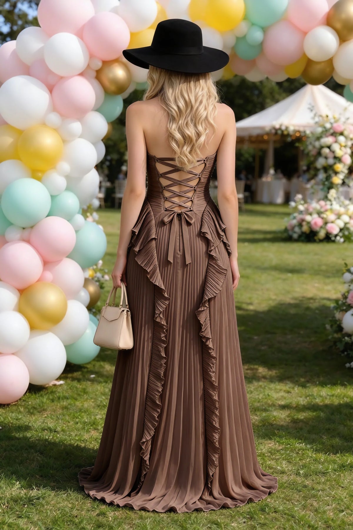 Vestido largo Celeste Mocha plisado con volantes, cuello halter y abertura alta