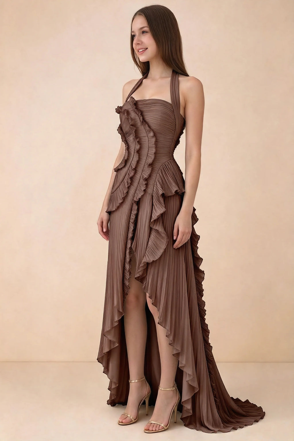 Vestido largo Celeste Mocha plisado con volantes, cuello halter y abertura alta
