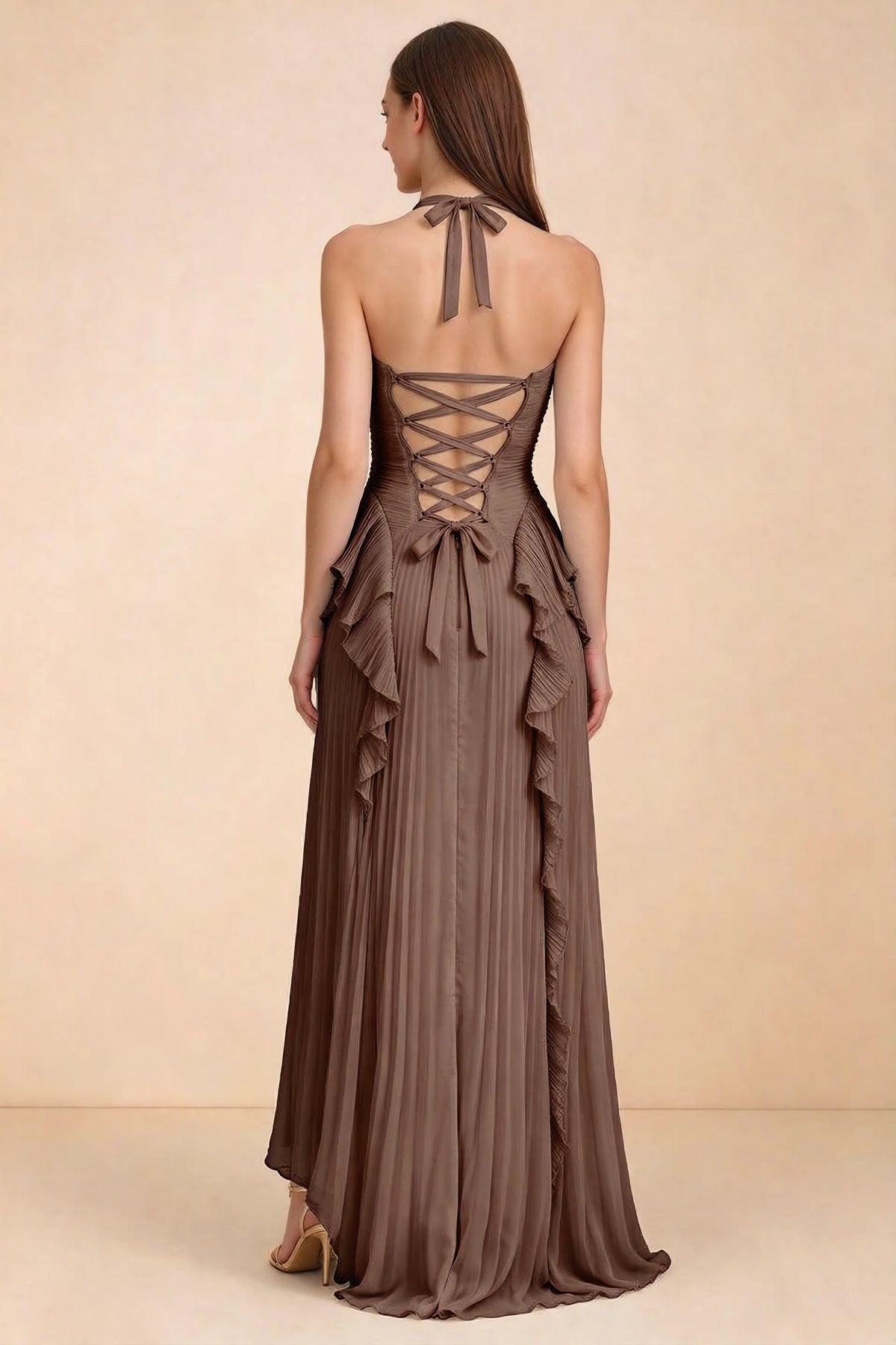 Vestido largo Celeste Mocha plisado con volantes, cuello halter y abertura alta