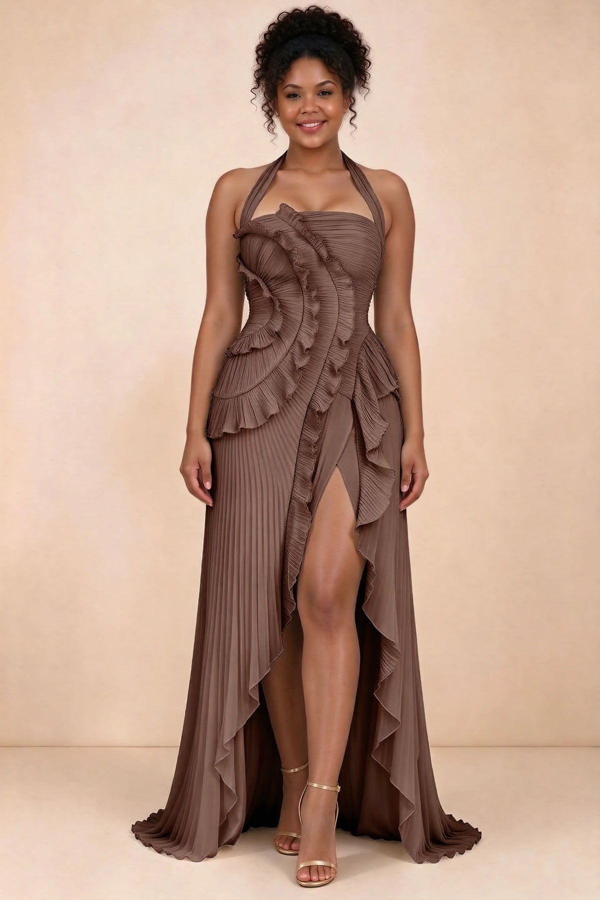 Vestido largo Celeste Mocha plisado con volantes, cuello halter y abertura alta
