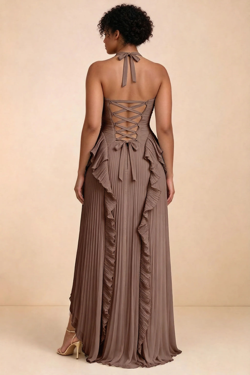 Vestido largo Celeste Mocha plisado con volantes, cuello halter y abertura alta