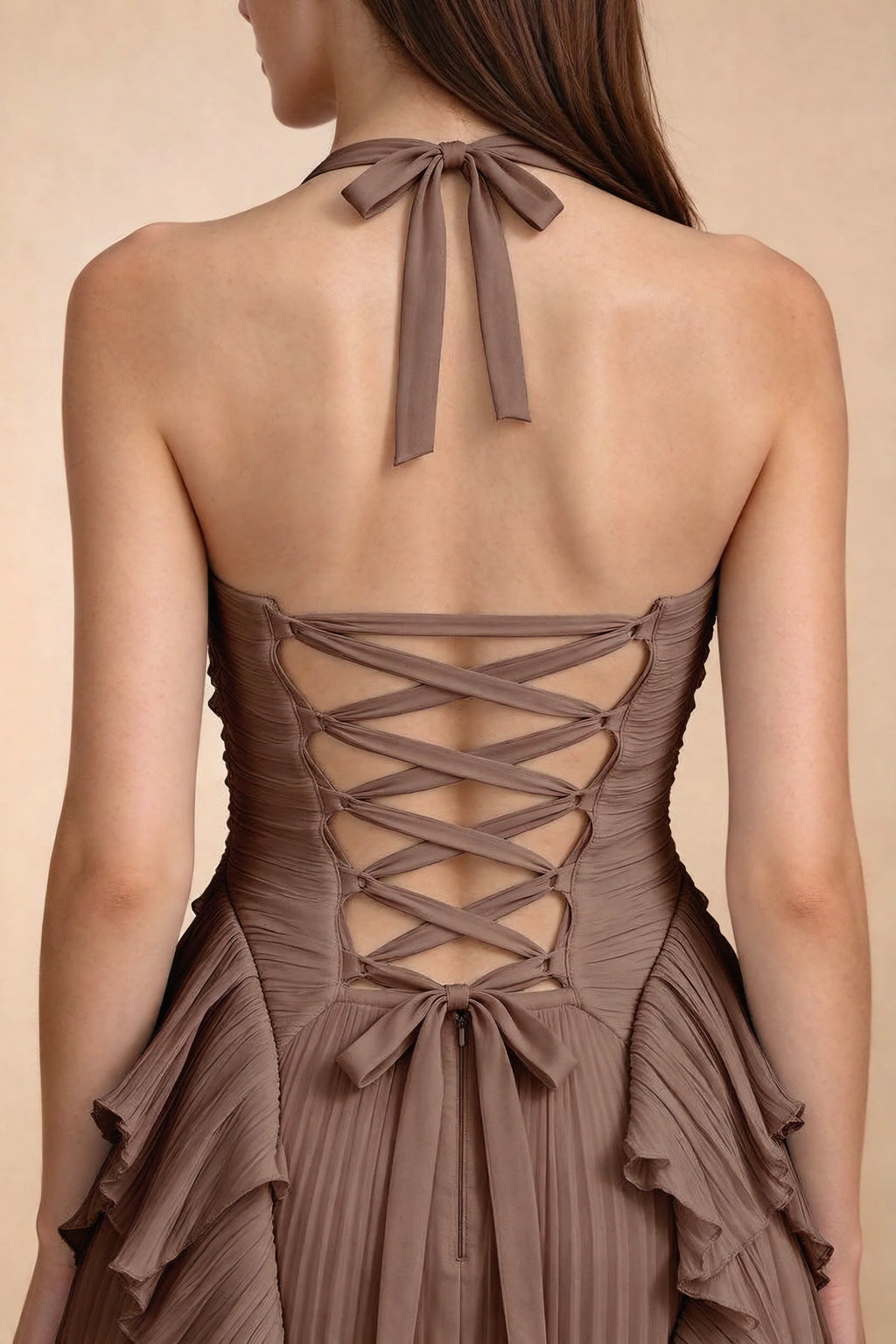 Vestido largo Celeste Mocha plisado con volantes, cuello halter y abertura alta