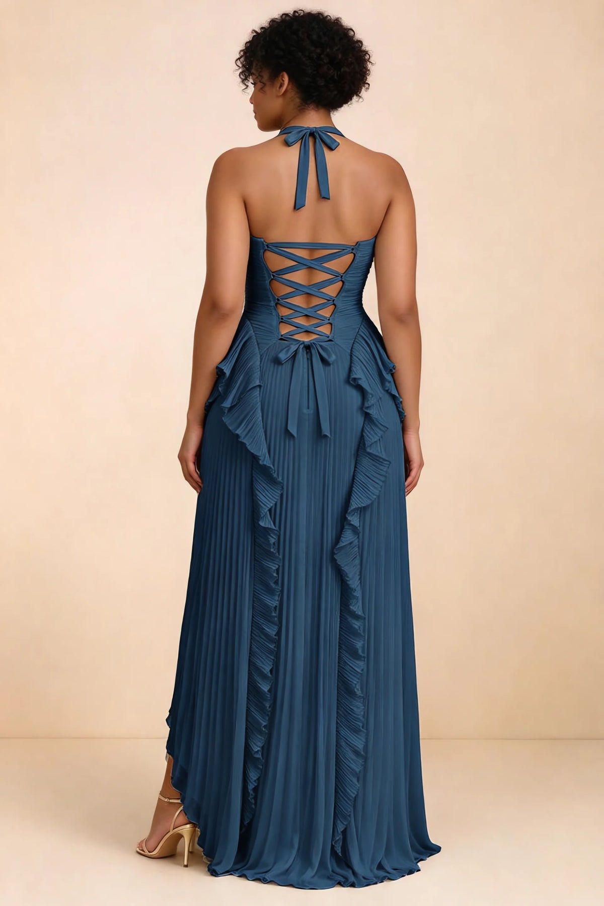 Vestido largo Celeste azul marino plisado con volantes, cuello halter y abertura alta
