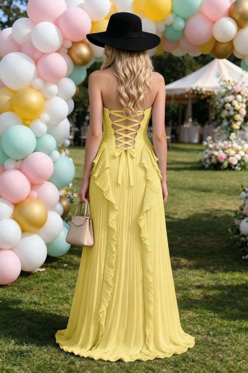 Vestido largo Celeste amarillo pastel con volantes plisados, cuello halter y abertura alta