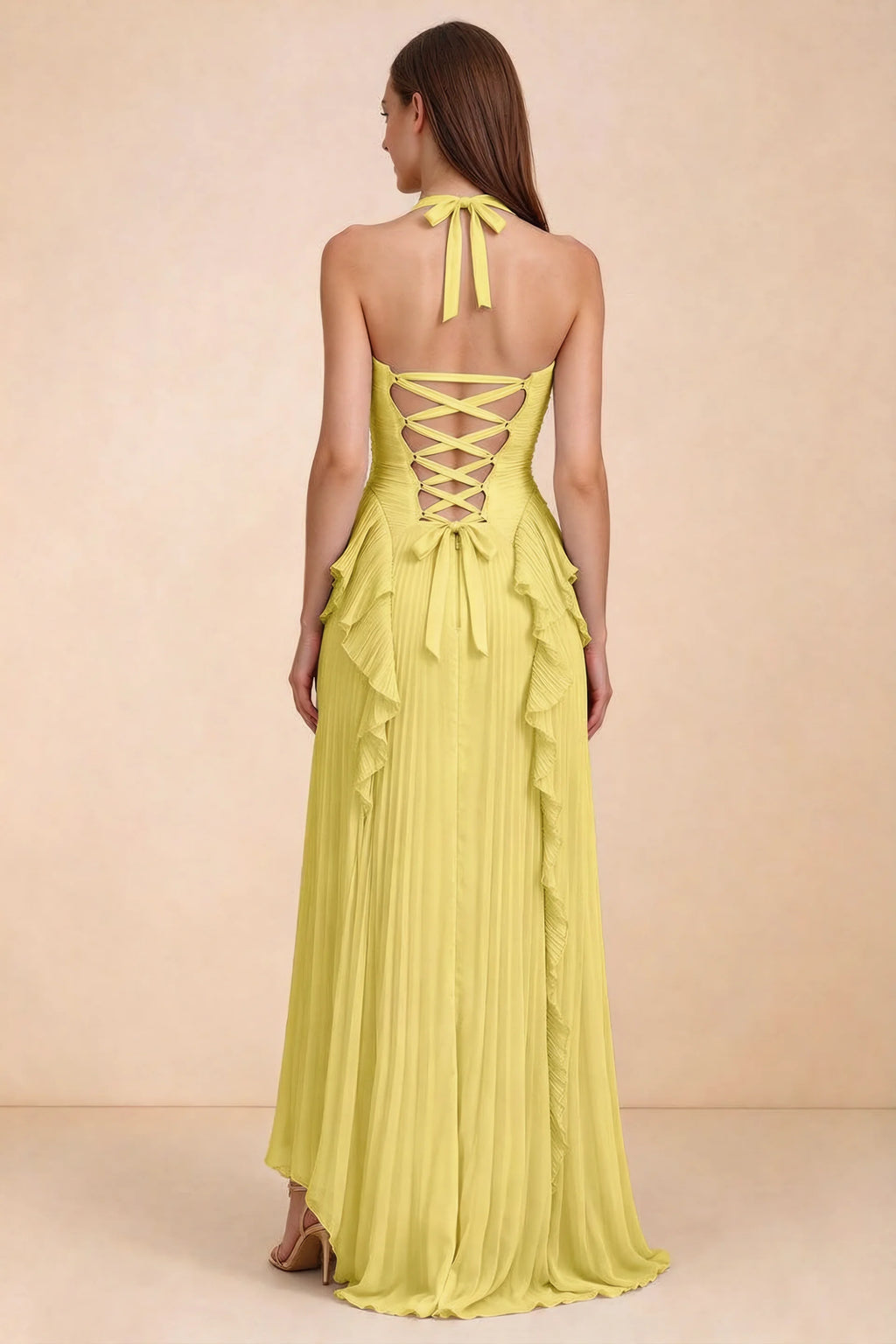 Vestido largo Celeste amarillo pastel con volantes plisados, cuello halter y abertura alta
