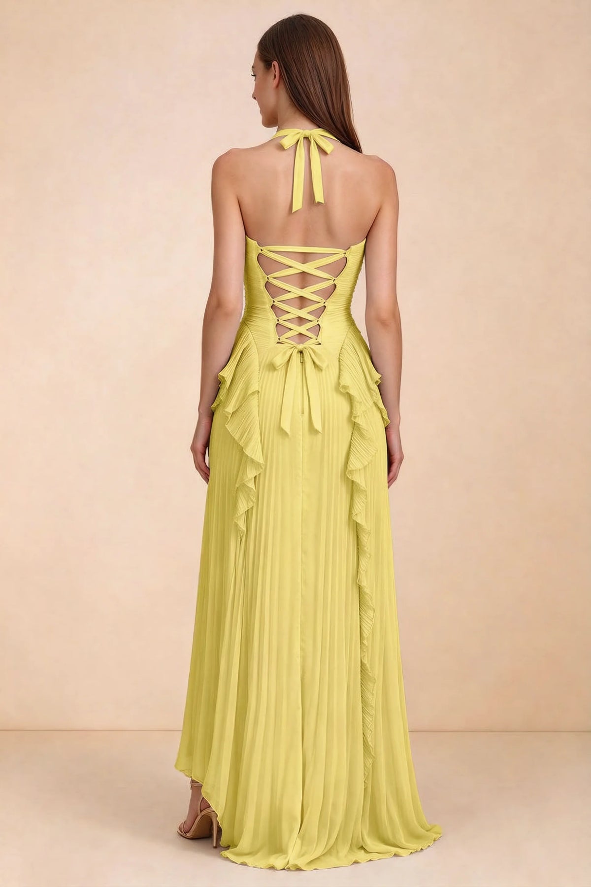 Vestido largo Celeste amarillo pastel con volantes plisados, cuello halter y abertura alta