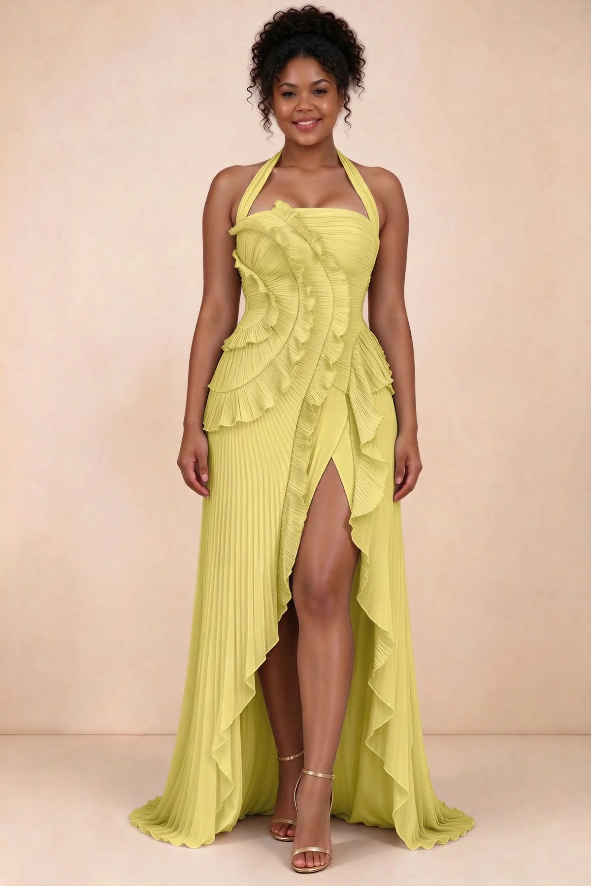 Vestido largo Celeste amarillo pastel con volantes plisados, cuello halter y abertura alta