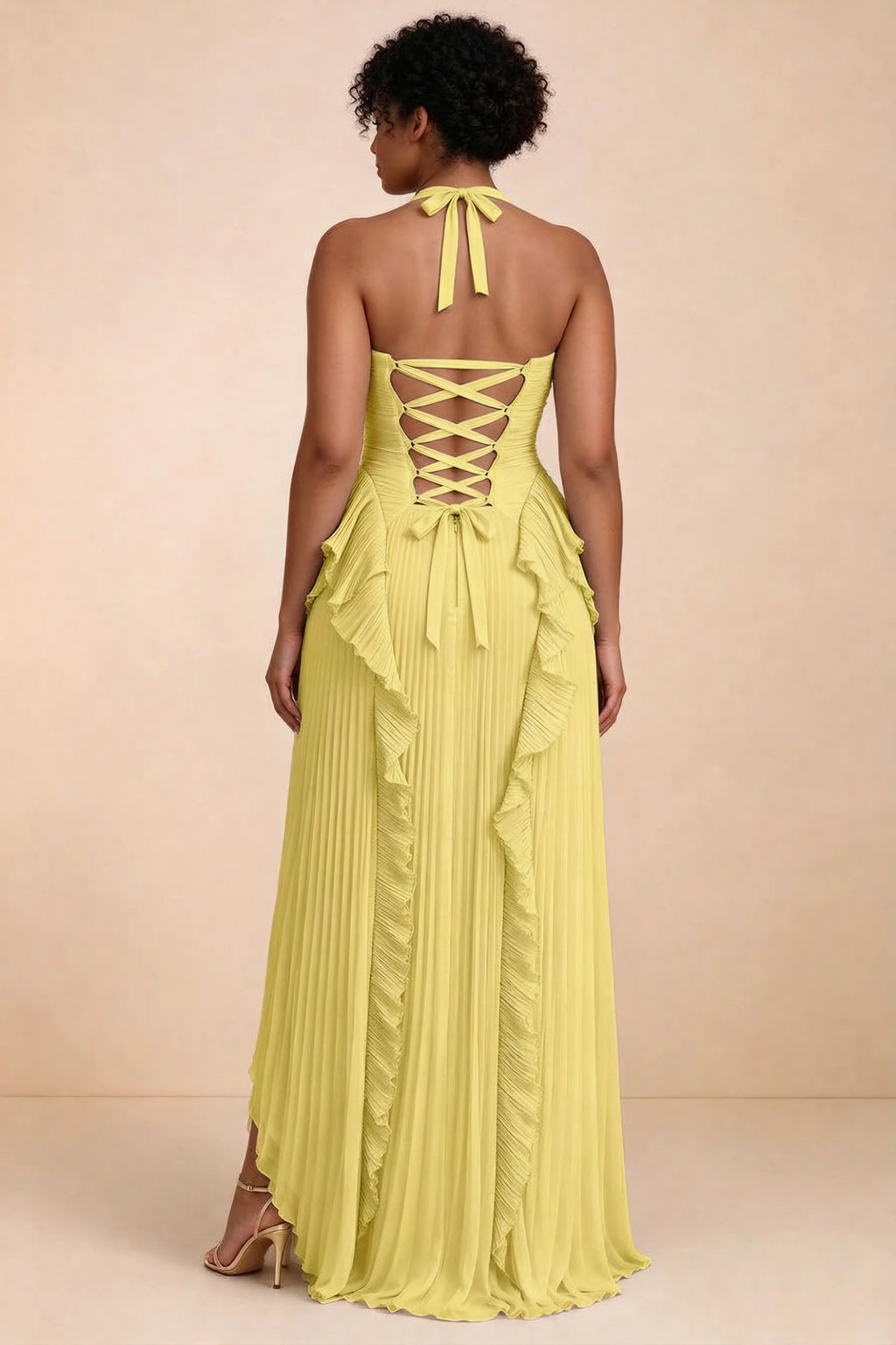 Vestido largo Celeste amarillo pastel con volantes plisados, cuello halter y abertura alta