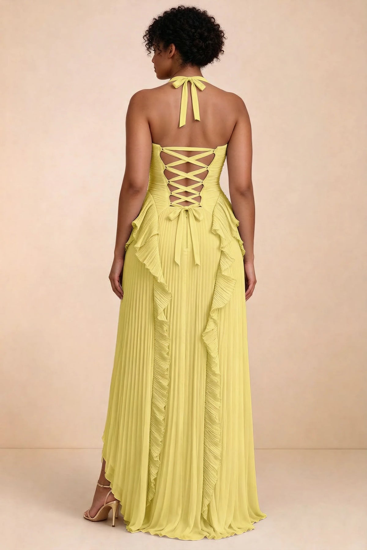 Vestido largo Celeste amarillo pastel con volantes plisados, cuello halter y abertura alta