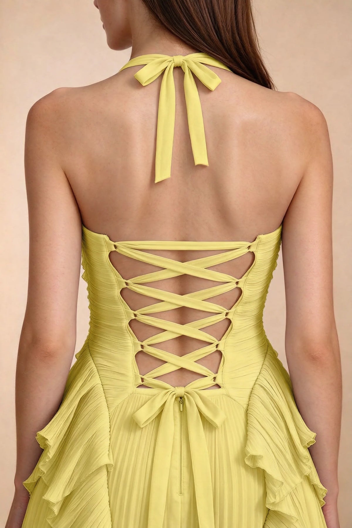 Vestido largo Celeste amarillo pastel con volantes plisados, cuello halter y abertura alta