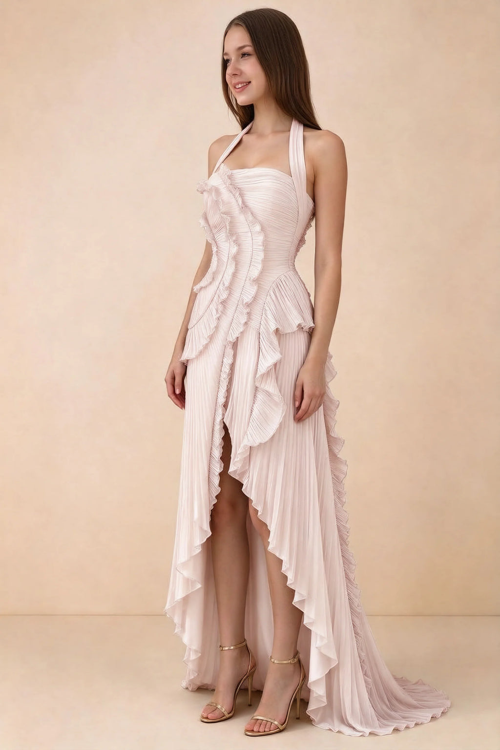 Vestido largo Celeste rosa empolvado con volantes plisados, cuello halter y abertura alta