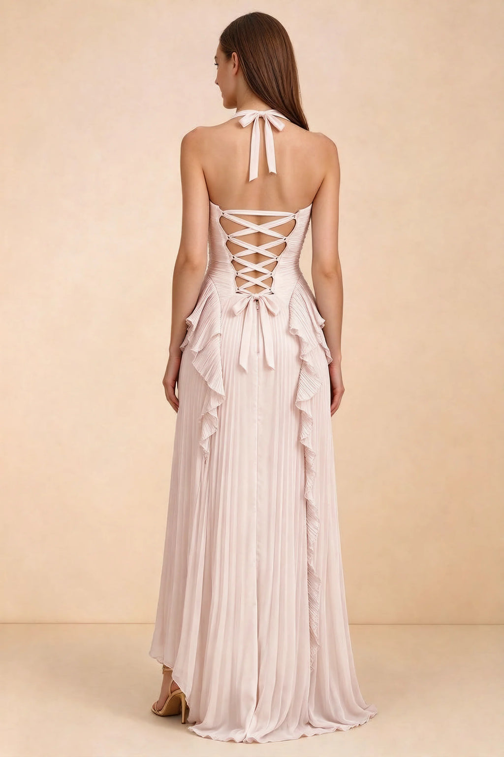 Vestido largo Celeste rosa empolvado con volantes plisados, cuello halter y abertura alta