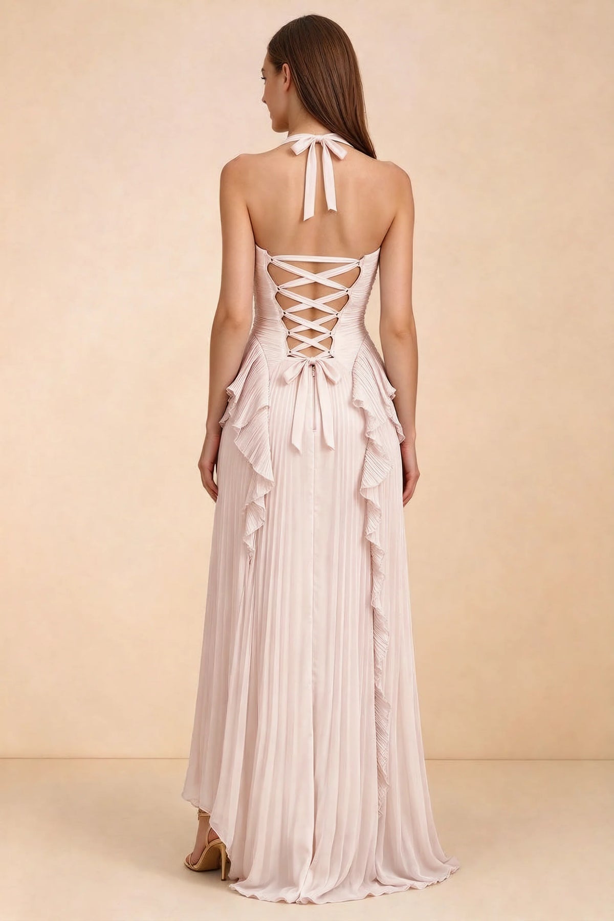 Vestido largo Celeste rosa empolvado con volantes plisados, cuello halter y abertura alta