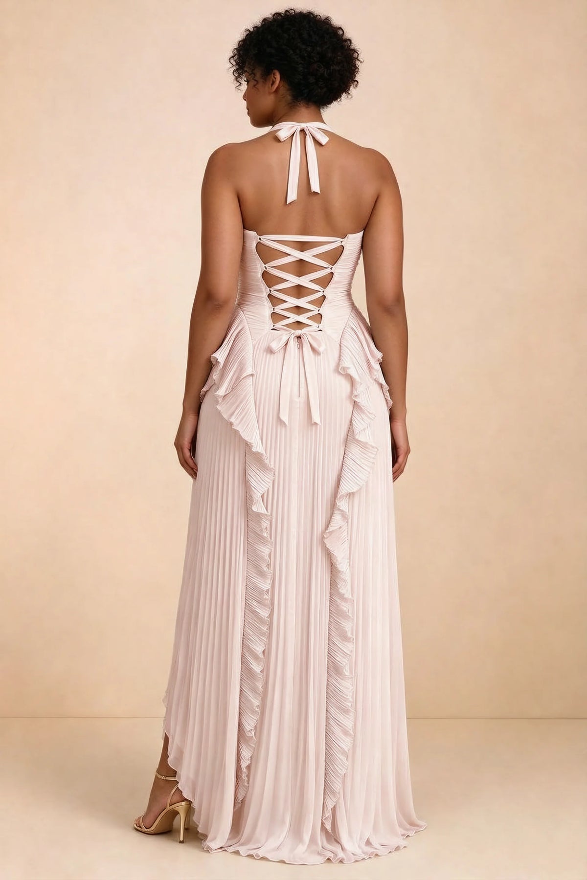 Vestido largo Celeste rosa empolvado con volantes plisados, cuello halter y abertura alta